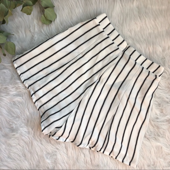 🚫 SOLD 🚫 Glamorous Black and White Striped Shorts - Picture 3 of 4